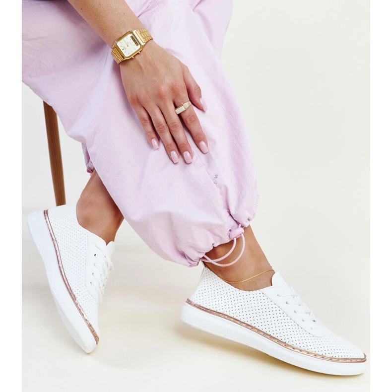 Tenisi Biserka albi ajurati 1 Tenisi Biserka albi ajurati 1