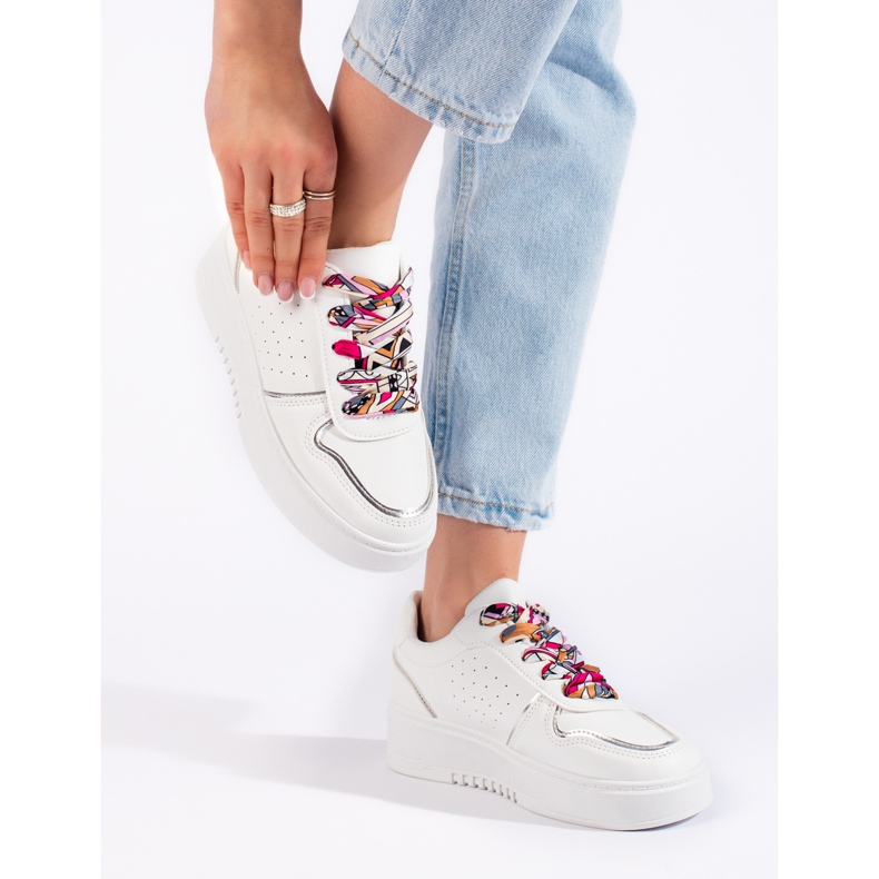 Tenisi albi de damă legați cu o panglică 1