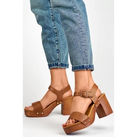 Sandale maro cu toc platforma din lemn 2