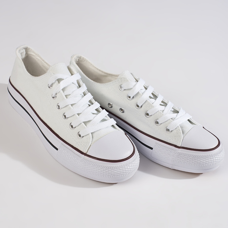 Tenisi albi de dama pe platforma 1