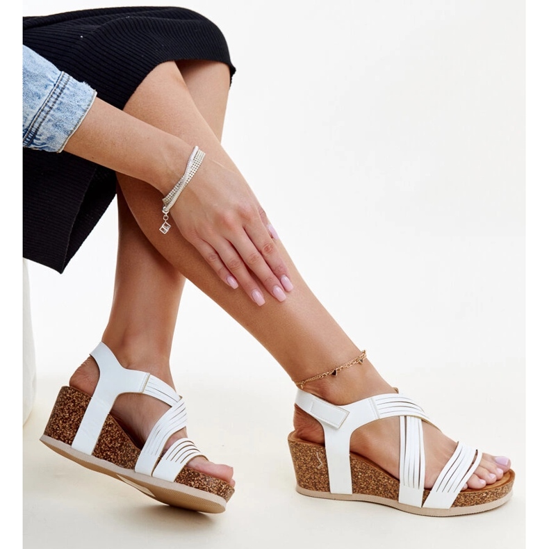 Sandalele cu pană din plută albă de la Salman 1