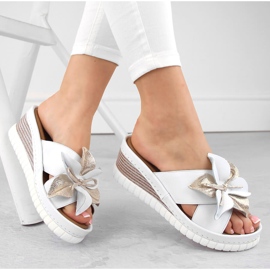 Papuci de femei confortabili din piele cu o floare, alb Artiker 54C0537 1