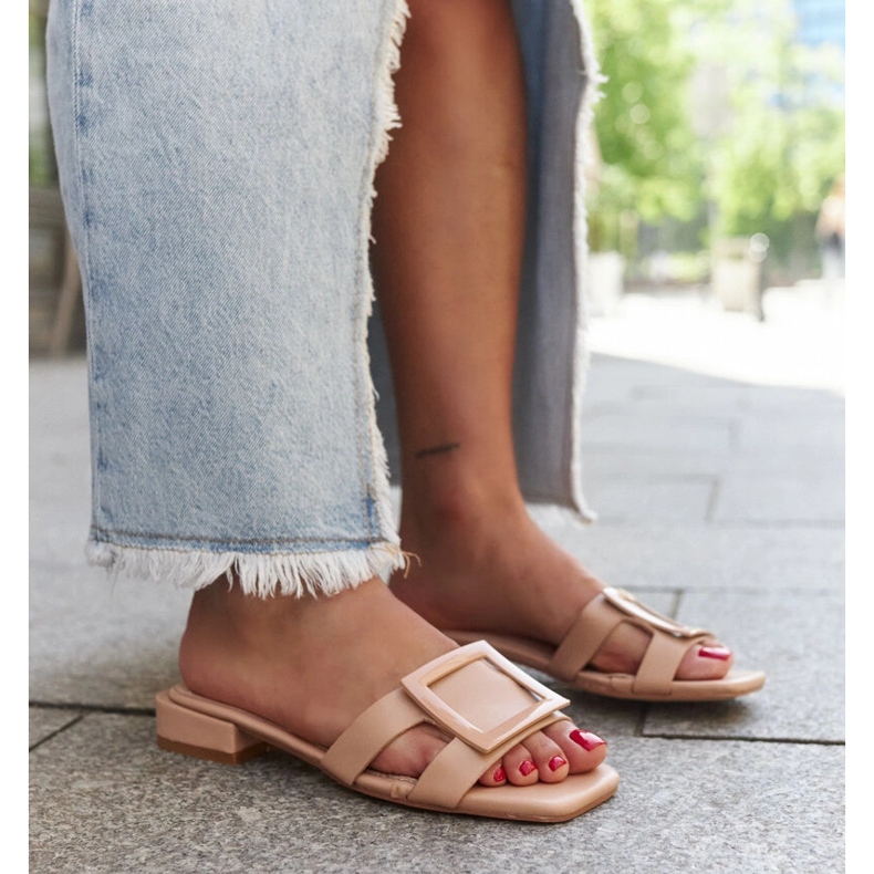 Șlapi bej cu inserție din piele de la Wilia 1