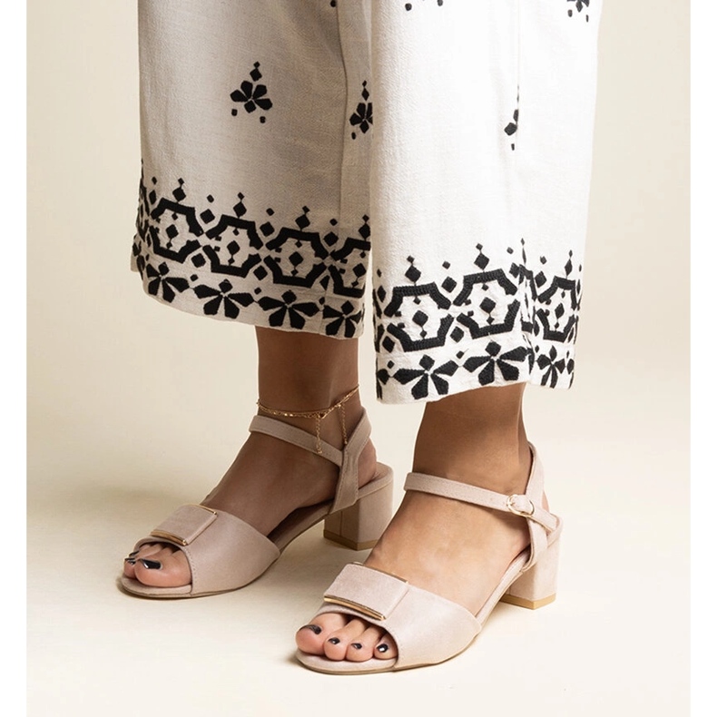 Sandale bej cu toc mic de la Frederica 1