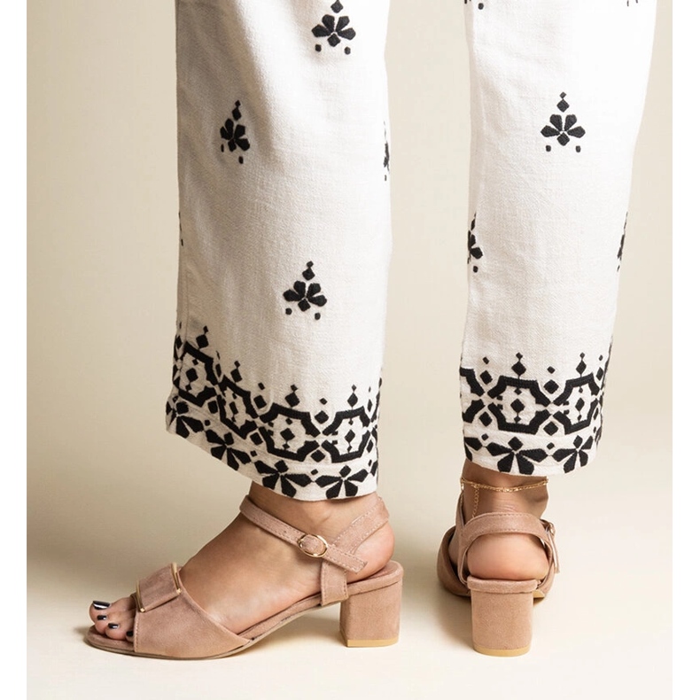 Sandale cu toc jos bej închis de la Frederica 2