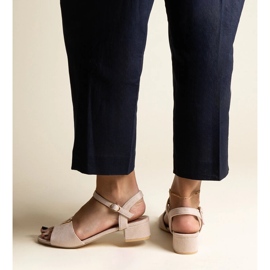 Sandale bej cu toc mic, cu cataramă Horner 1