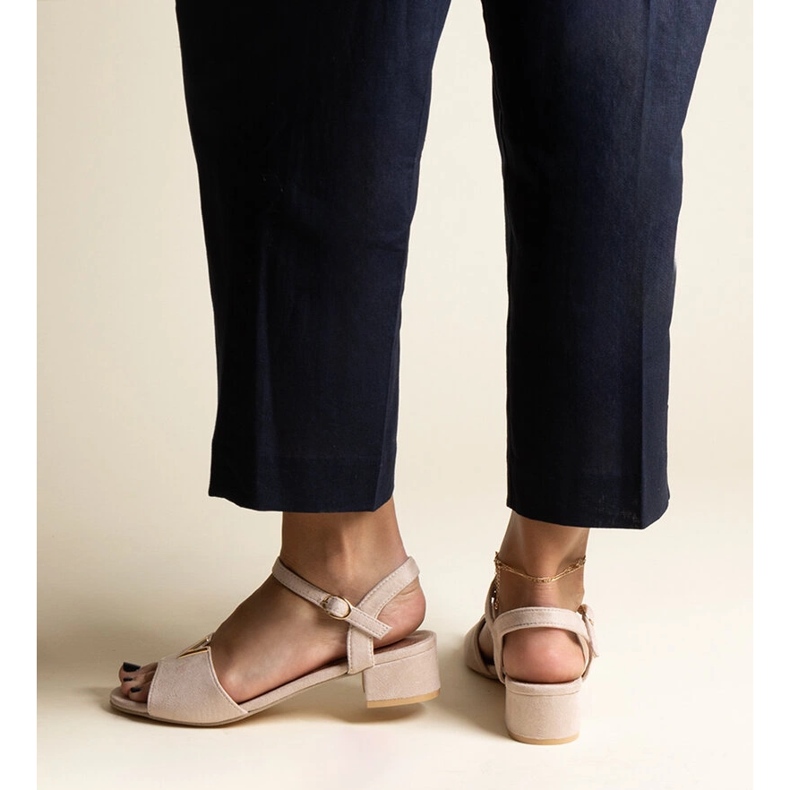 Sandale bej cu toc mic, cu cataramă Horner 1