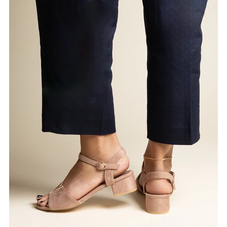 Sandale cu toc mic de culoare bej închis, cu cataramă Horner 2 Sandale cu toc mic de culoare bej închis, cu cataramă Horner 2