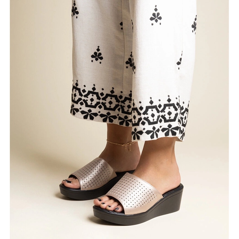 Papuci ajurati aurii din piele ecologica Garvin de aur 1 Papuci ajurati aurii din piele ecologica Garvin de aur 1