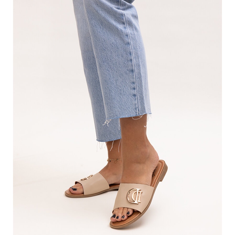 Sandale cu cataramă bej de la Almeita 1