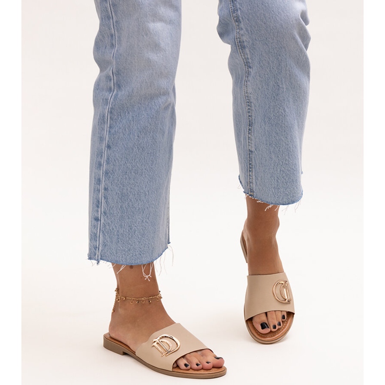 Sandale cu cataramă bej de la Almeita 2