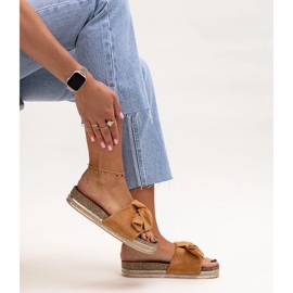 Flip-flops maro cu o talpă masivă Peletra 1