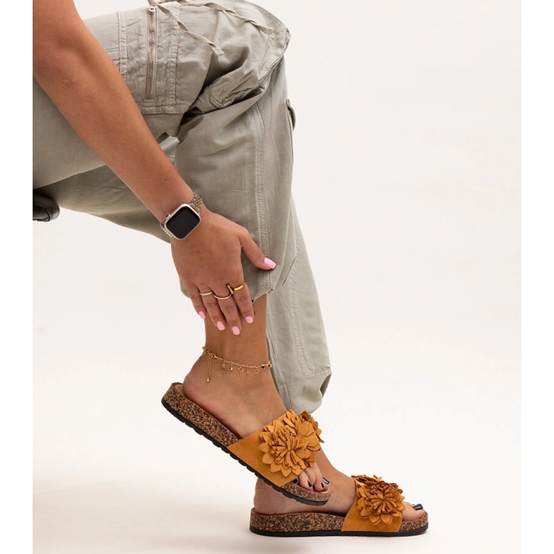 Flip-flops cu flori pe talpă de plută de la Almida maro 1