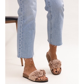 Flip-flops cu flori pe talpă de plută de la Almida bej 1 Flip-flops cu flori pe talpă de plută de la Almida bej 1
