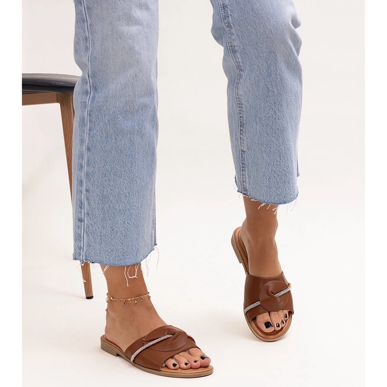 Pălării decorate cu o curea cu zirconi Amari maro 1 Pălării decorate cu o curea cu zirconi Amari maro 1