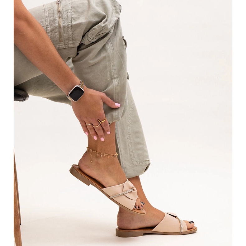 Pălării decorate cu o curea cu zirconi Amari bej 1