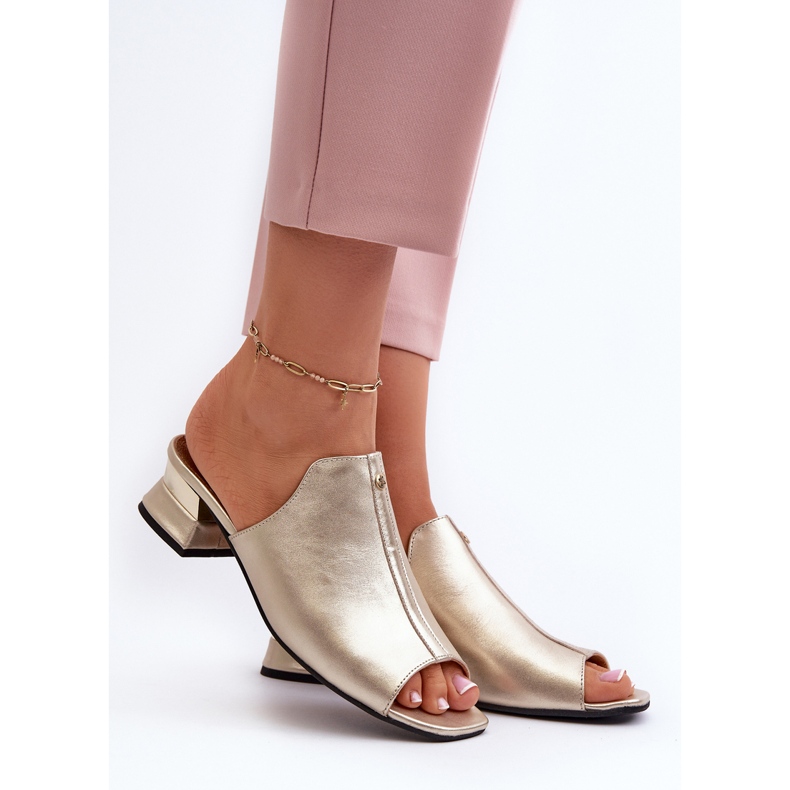 Flip-flops eleganti pentru dama din piele naturala pe tocuri joase Maciejka 06360-25 Aur de aur 2