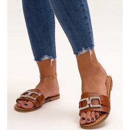 Șlapi maro cu cataramă decorativă de la Rochaela 1