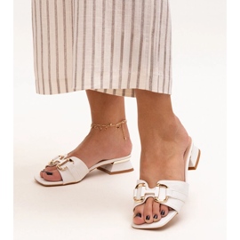 Flip-flops cu toc jos, cu cataramă decorativă Luara alb 1