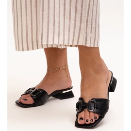 Flip-flops cu toc jos, cu cataramă decorativă Luara negru 1