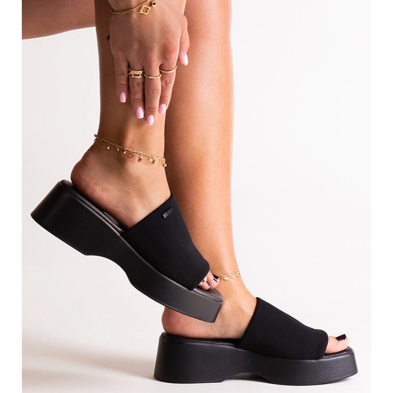 Șlapi negri pe platforma Big Star NN274021 negru 1