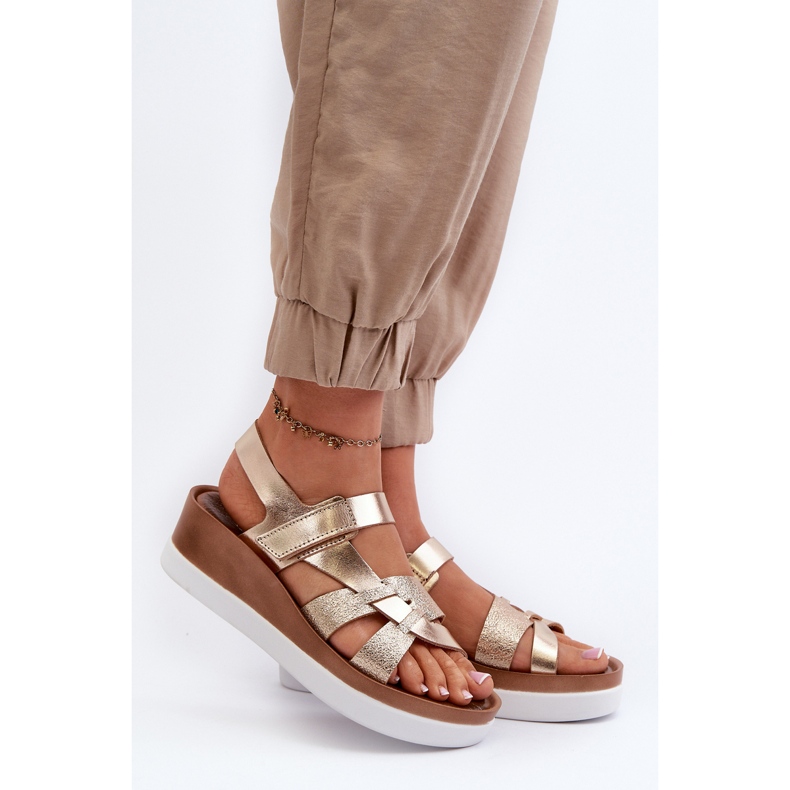 Sandale din piele pentru femei Zazoo 40397 pe platformă, aurii de aur 2