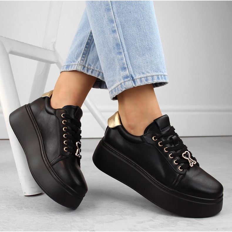 Pantofi de damă din piele pe platformă neagră, Vinceza 66700 negru 1