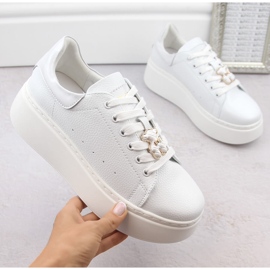 Pantofi de damă din piele pe platformă cu ursuleț, alb Vinceza 66641 1