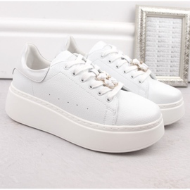 Pantofi de damă din piele pe platformă cu ursuleț, alb Vinceza 66641 2