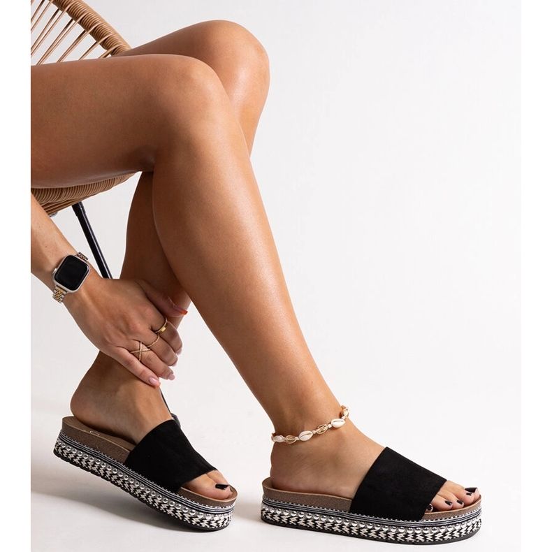 Șlapi negri cu talpă decorativă Jaśmina negru 1