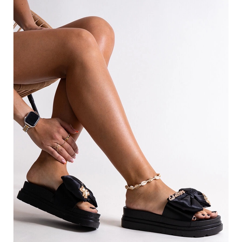 Șlapi negri masivi, cu o fundă și un ursuleț Izsa negru 1