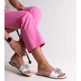 Flip-flops albi cu o floare de zircon Vendula 1