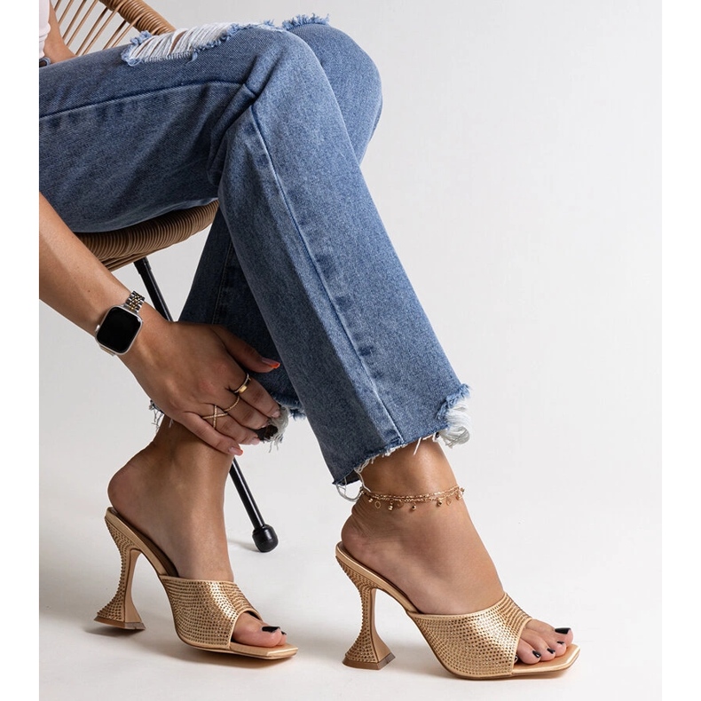 Șlapi aurii cu toc înalt și zirconi de la Genowefa de aur 1