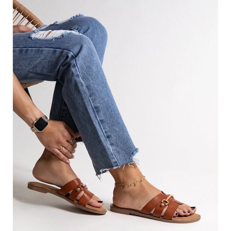 Flip-flops maro cu accesorii aurii de la Drahomíra 1