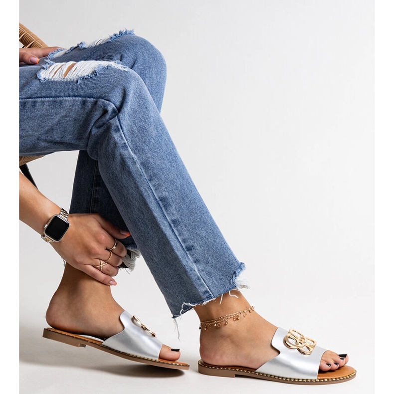 Șlapi argintii cu cataramă decorativă Safi 1