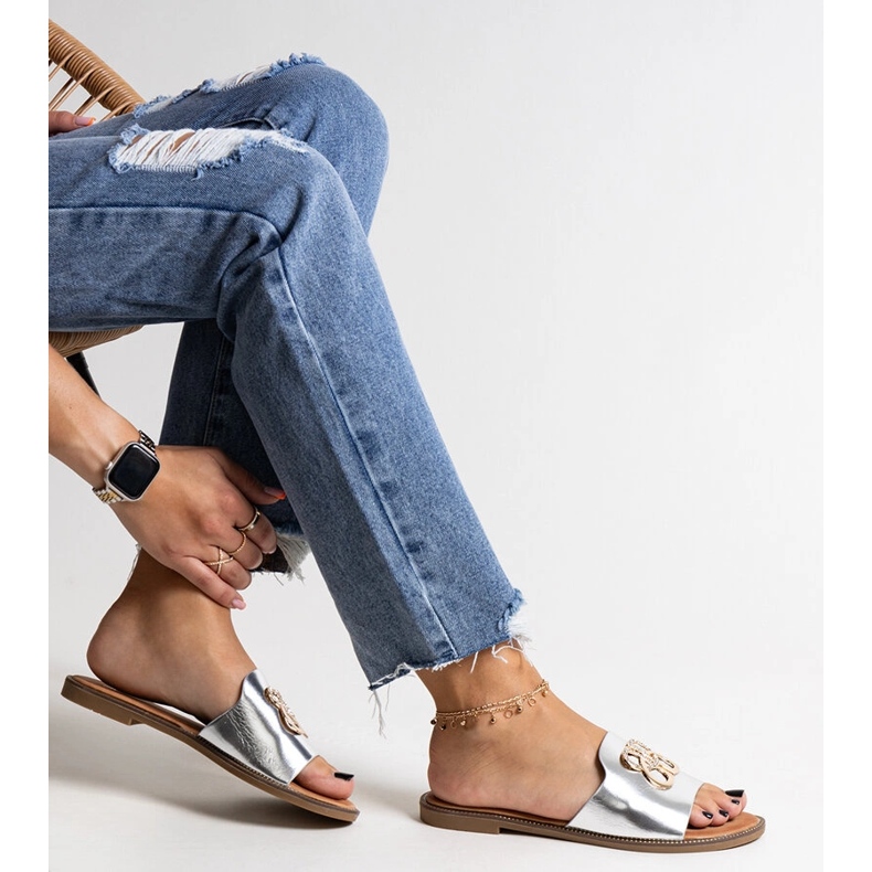 Șlapi argintii cu cataramă decorativă Bera 1