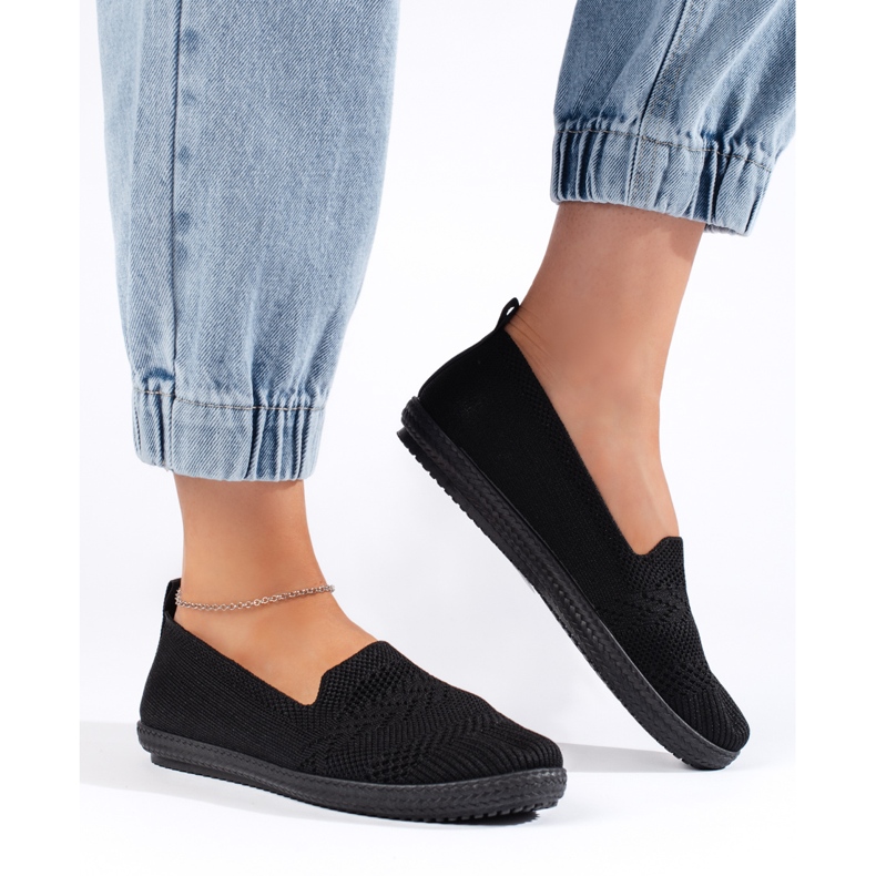 Slip-on din material negru pentru femei 1