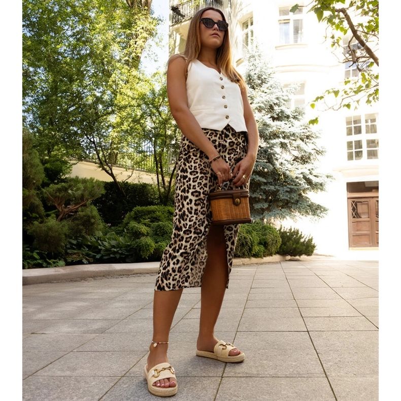 Șlapi bej cu cataramă aurie de la Feorie 1