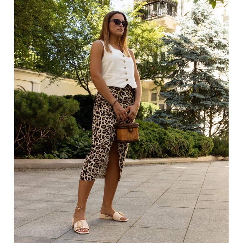 Papuci cu toc bej deschis de la Cantara 1