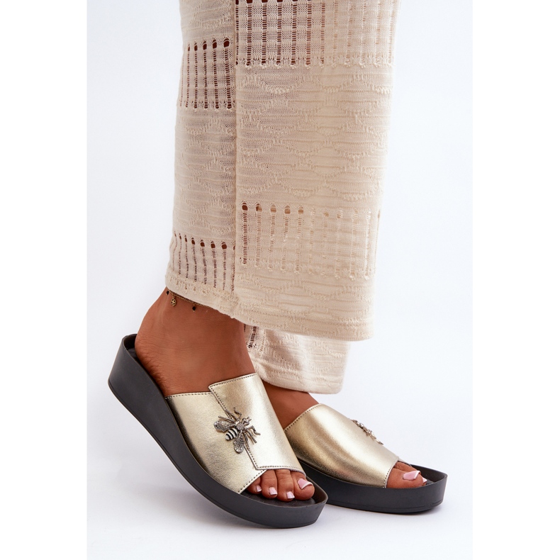 Flip-flops de damă eleganți cu decorațiuni, piele naturală S.Barski KV27-015 auriu de aur 1 Flip-flops de damă eleganți cu decorațiuni, piele naturală S.Barski KV27-015 auriu de aur 1