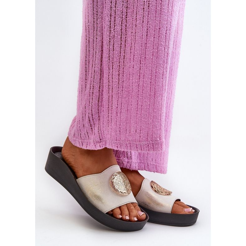 Flip-flops din piele pentru femei Zazoo 2920 cu detalii aurii, auriu periat alb 2