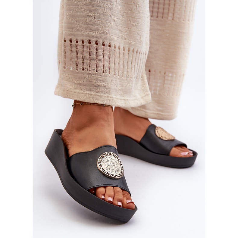 Flip-flops din piele pentru femei Zazoo 2920 cu detalii aurii Negru 2