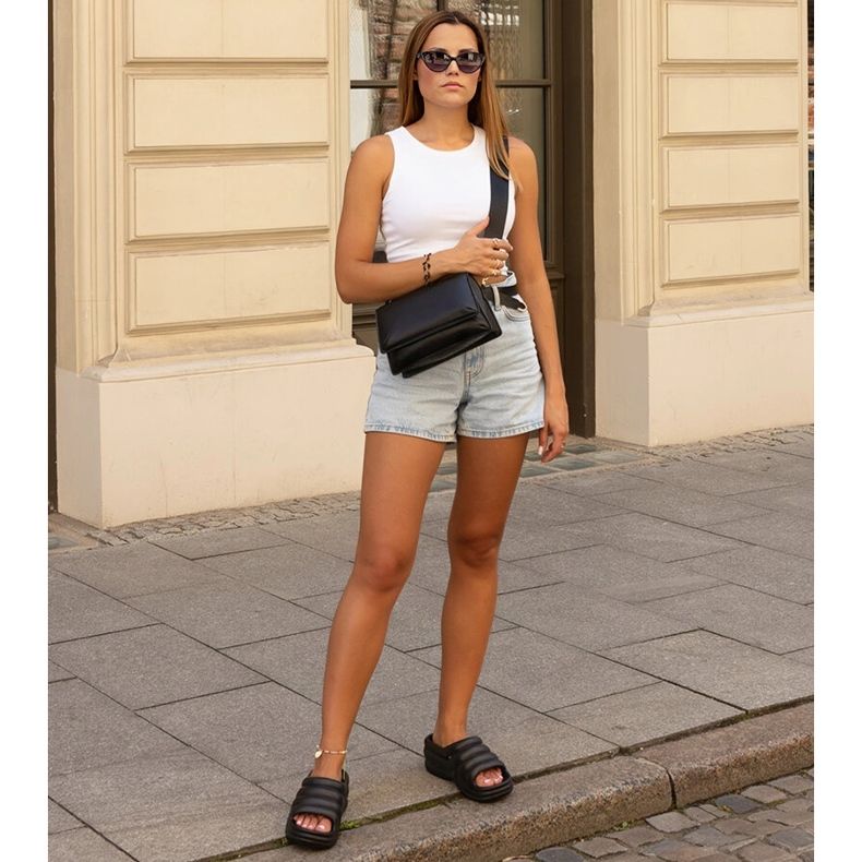 Șlapii negri masivi ai Aminei negru 1