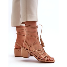 Sandale cu lac scăzut decorate cu știfturi de cămilă bej 3