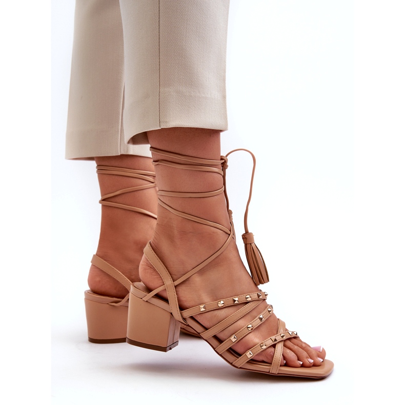 Sandale cu lac scăzut decorate cu știfturi de cămilă bej 3