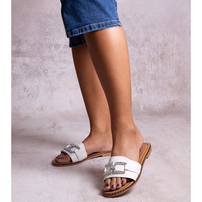 Șlapi albi cu cataramă decorativă de la Rochaela 1