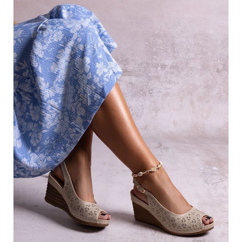 Sandale cu pană Sakna bej 1 Sandale cu pană Sakna bej 1