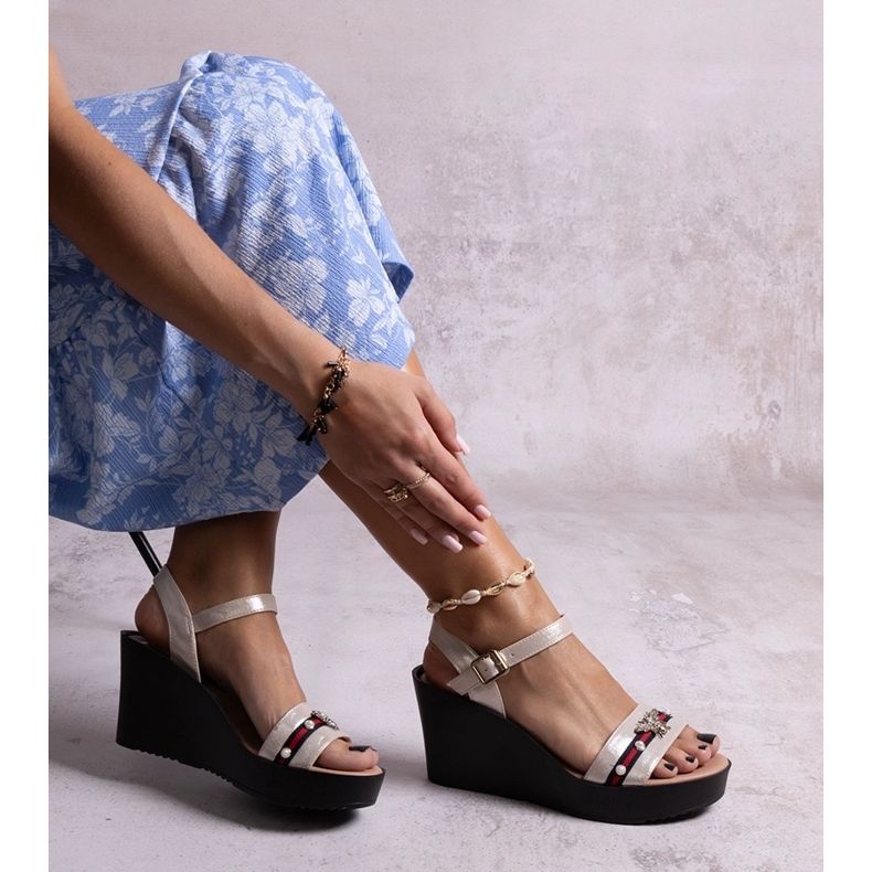 Sandale cu pană Farah aurii de aur 1 Sandale cu pană Farah aurii de aur 1