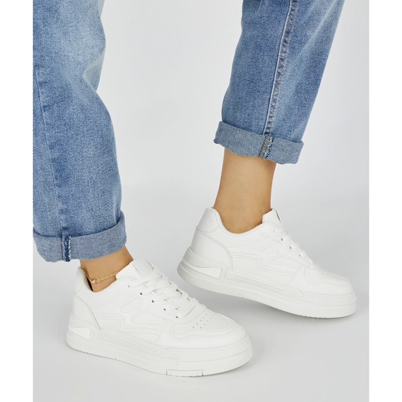 Tenisi albi de dama pe platforma 2