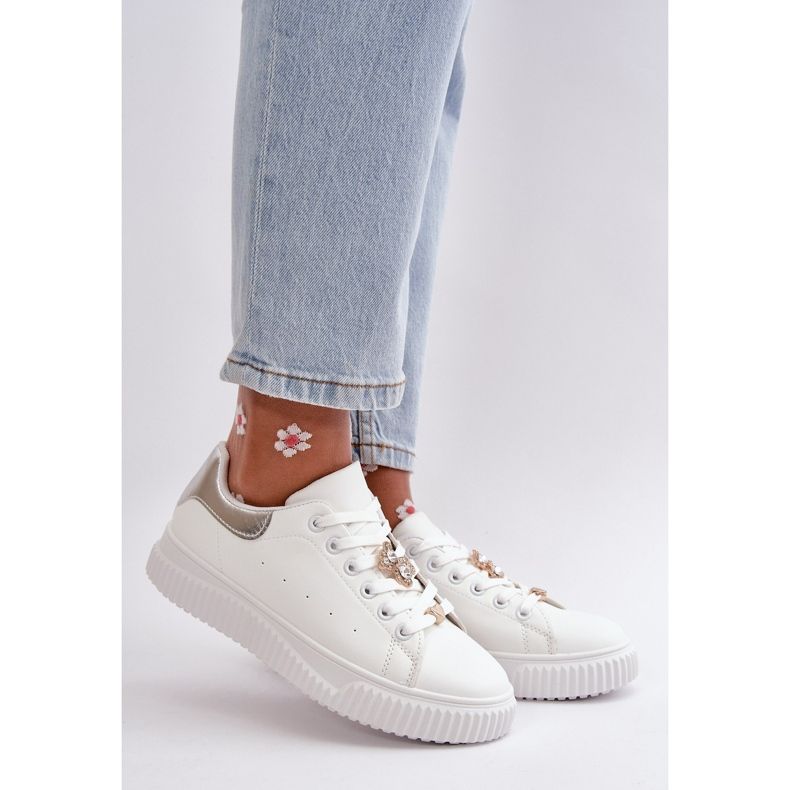 Adidași din piele ecologică joasă, cu ace Cillione albe și argintii 1 Adidași din piele ecologică joasă, cu ace Cillione albe și argintii 1